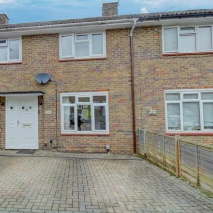 Buy this 3 bed townhouse on Lewes Close in Pound Hill, RH10 7BX