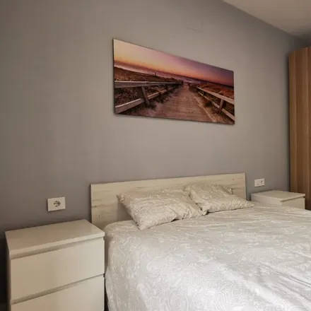 Rent this 6 bed room on Plaça del Xúquer in 3D, 46021 Valencia