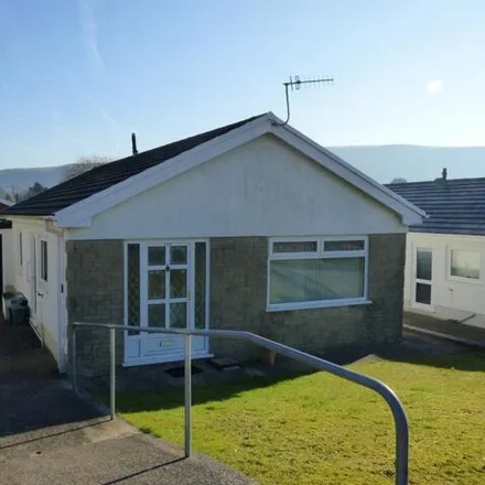 Rent this 3 bed house on Kingrosia Park in Clydach, SA6 5PW
