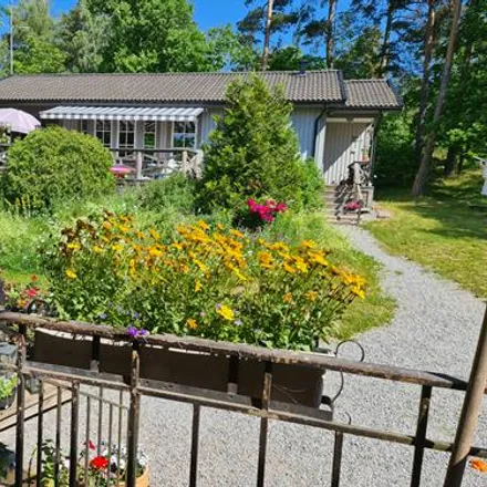 Rent this 3 bed house on Hallundavägen in 145 71 Fiskarhagen, Sweden