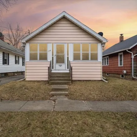Buy this 2 bed house on 557 Saint Clair Avenue in Jackson, MI 49202