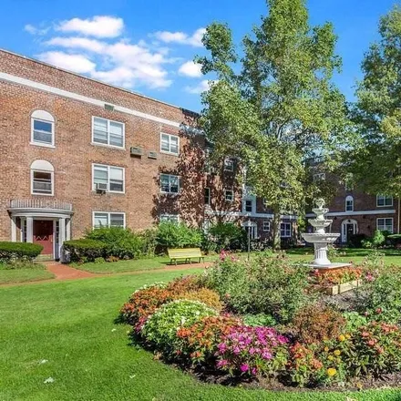 Buy this 1 bed condo on 221 Middle Neck Road in Village of Great Neck, NY 11021