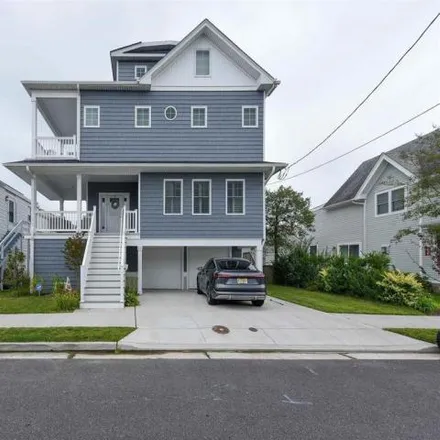 Buy this 5 bed house on 103 Bayonne Place in Ocean City, NJ 08226