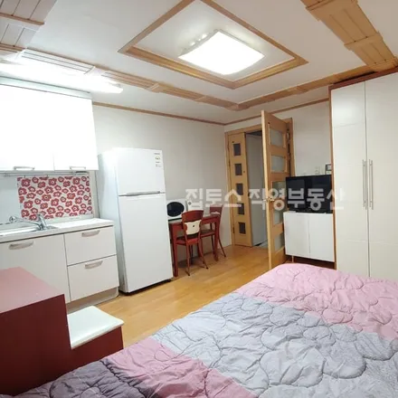 Rent this studio apartment on 서울특별시 강남구 역삼동 725-60