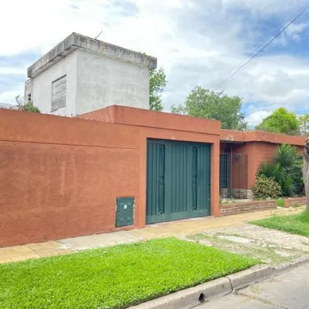 Buy this 3 bed house on Avenida Rivadavia 19489 in Partido de Morón, Castelar