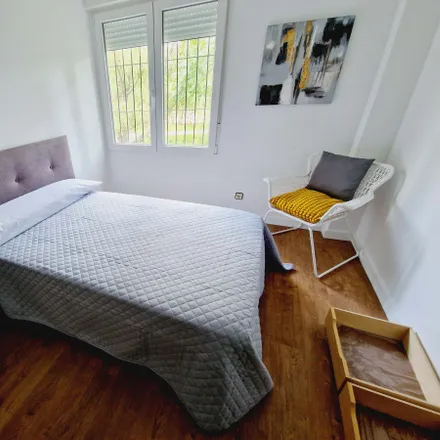 Rent this 8 bed room on Av.Victoria-Calvo Sotelo in Avenida de la Victoria, 28221 Madrid