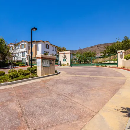 Image 2 - 452 Country Club Drive, Simi Valley, CA 93065, USA - Condo for sale
