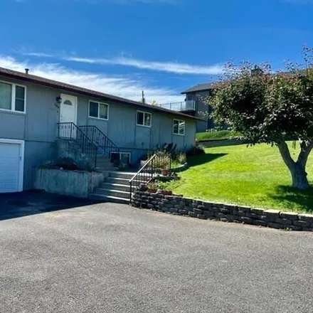 Buy this 5 bed house on 73 North 13th Street in Selah, WA 98942