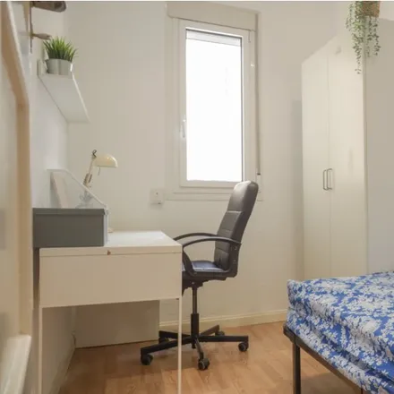 Rent this 3 bed room on Madrid in Subdirección General de la Guardia Civil., Calle de Guzmán el Bueno