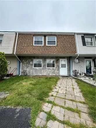 Rent this 3 bed townhouse on 26 Silo Lane in City of Middletown, NY 10940