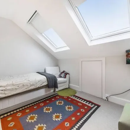 Image 3 - 86 Culverden Road, London, SW12 9LT, United Kingdom - Townhouse for rent