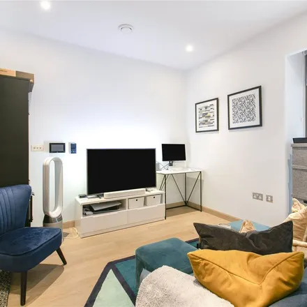 Rent this 1 bed apartment on St mary's Catholic Church in High Road, London