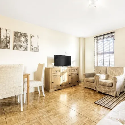Rent this 5 bed townhouse on Summerwood Road in London, TW7 7QP