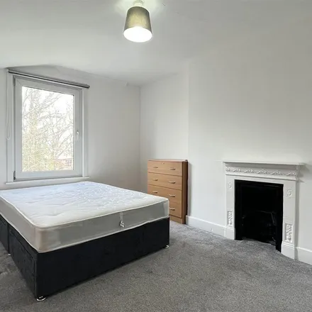 Image 3 - Hamilton House (No 17), Cedar Road, London, SM2 5DH, United Kingdom - Apartment for rent