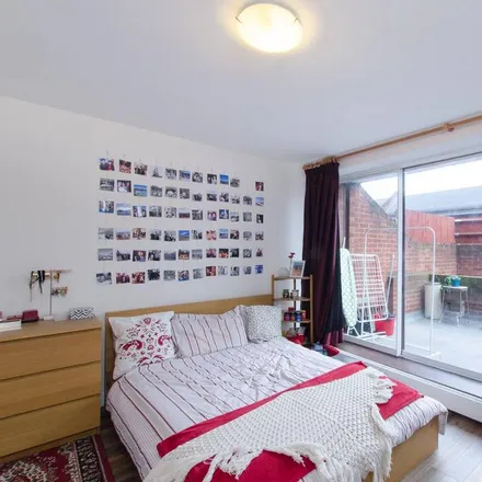 Rent this 4 bed apartment on Oakshott Court in London, NW1 1SS