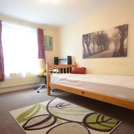 Rent this 1 bed room on 270 King's Road in Reading, RG1 4HP