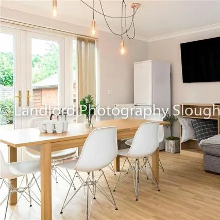 Image 3 - 63 Broomfield, Guildford, GU2 8LH, United Kingdom - House for rent