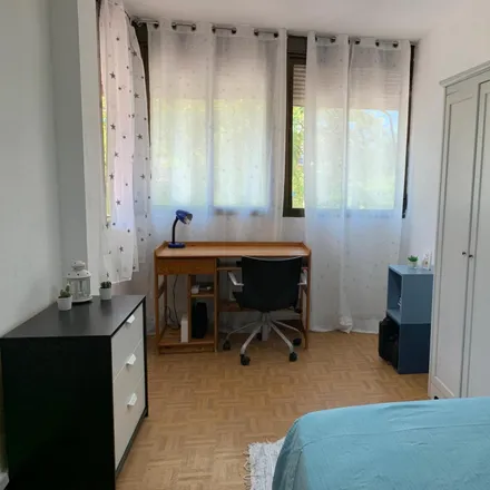 Rent this 3 bed room on Madrid in Colegio Público Ortiz Echagüe, Calle Jiménez Iglesias