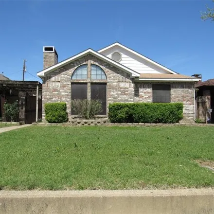 Buy this 3 bed house on 2535 West Oakdale Road in Irving, TX 75060