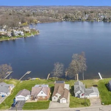 Buy this 2 bed house on 9546 Roundlake Boulevard in White Lake Charter Township, MI 48386