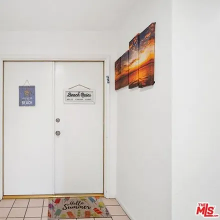 Image 2 - 140 Westwind Street, Los Angeles, CA 90292, USA - Condo for sale