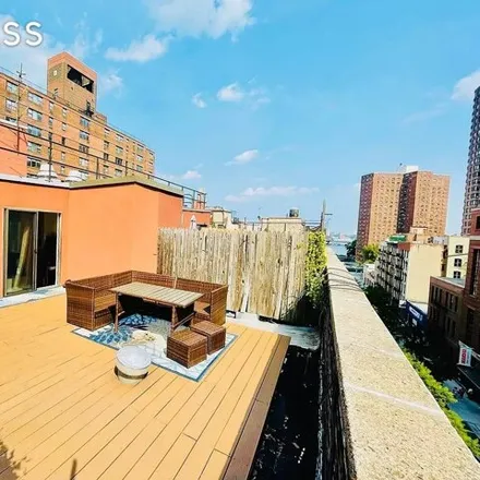 Image 2 - 305 East 95th Street, New York, NY 10128, USA - House for rent