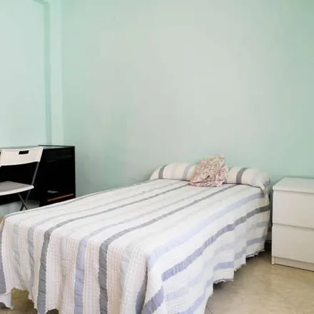Image 5 - Avenida de Pino Montano, 41008 Seville, Spain - Apartment for rent