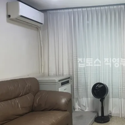 Rent this 3 bed apartment on 서울특별시 마포구 연남동 487-335