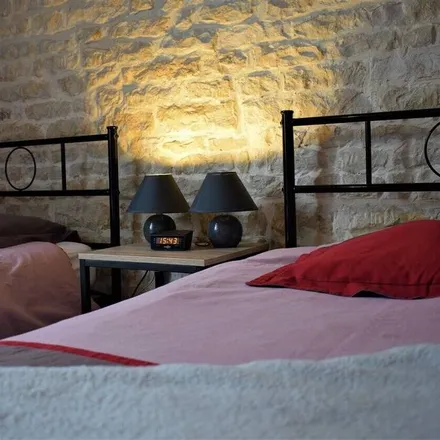 Rent this 2 bed townhouse on 79110 Fontenille-Saint-Martin-d'Entraigues