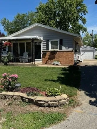 Buy this 3 bed house on 903 E Chestnut St in Pontiac, Illinois