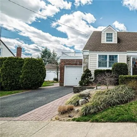 Buy this 4 bed house on 489 Argyle Road in Village of Mineola, North Hempstead