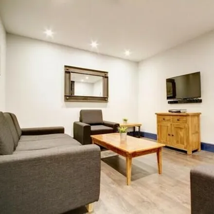 Rent this 6 bed townhouse on Hyde Park Road in Leeds, LS6 1PX