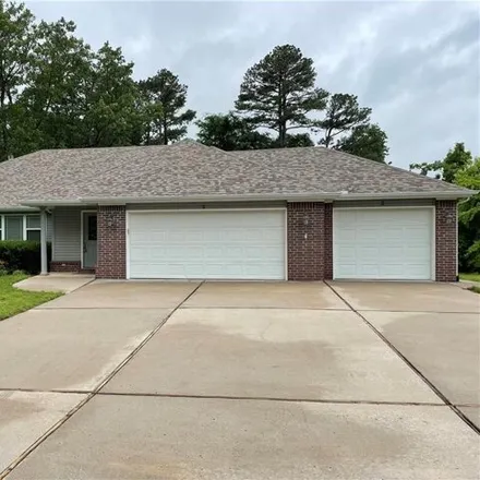 Rent this 3 bed house on 2 Backton Lane in Bella Vista, AR 72714