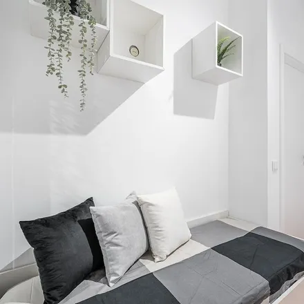 Rent this studio apartment on 4200-077 Distrito de Leiria