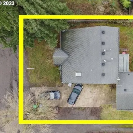 Buy this 5 bed house on 5609 Southeast 117th Avenue in Portland, OR 97266
