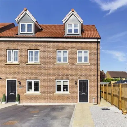 Buy this 3 bed townhouse on Robson Avenue in Pocklington, YO42 2TS
