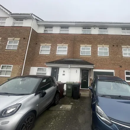 Rent this 3 bed townhouse on 13 Munslow Gardens in London, SM1 3RN