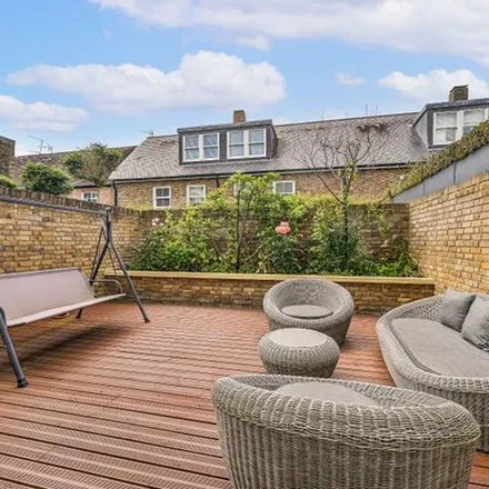 Rent this 5 bed townhouse on St Peter's Square in London, W6 9AA