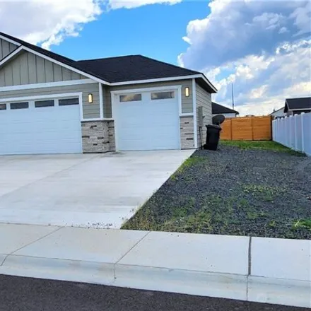 Buy this 3 bed house on 898 6th Avenue Northeast in Ephrata, WA 98823