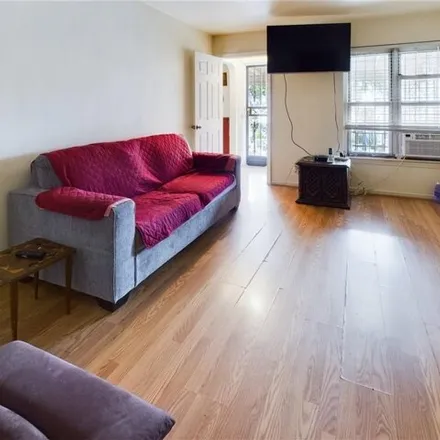 Image 5 - 2732 Morgan Avenue, New York, NY 10469, USA - Duplex for sale