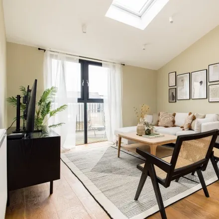 Rent this 3 bed apartment on 2 Tooting High Street in London, SW17 0DP