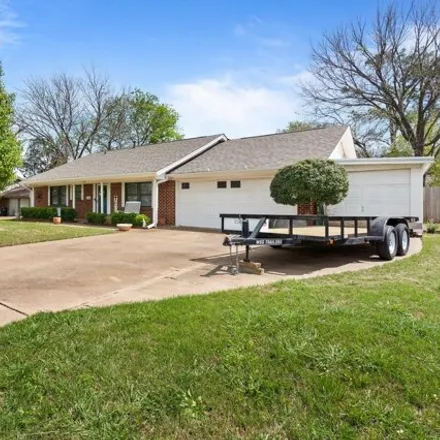 Image 3 - 1209 Crestwood Drive, Cleburne, TX 76033, USA - House for sale
