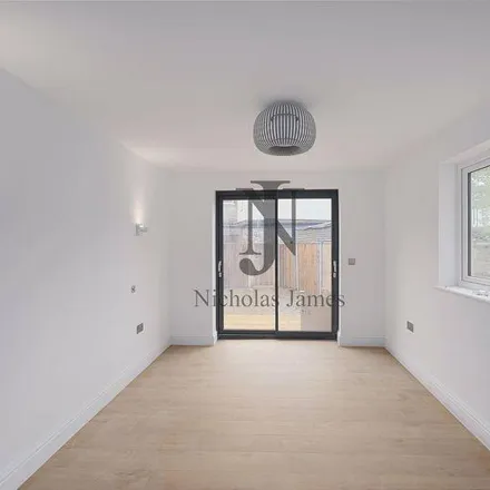 Image 9 - 10 Friern Barnet Road, London, N11 3BU, United Kingdom - Apartment for rent