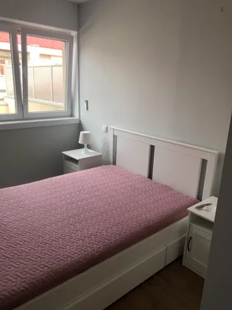 Rent this 2 bed room on Rua de Costa e Almeida in 4200-143 Porto, Portugal