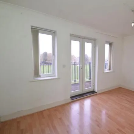 Image 2 - Richards Avenue, London Road, London, RM7 9DQ, United Kingdom - Apartment for rent