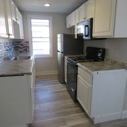 Image 2 - 17 Hodges Avenue, Taunton, MA 02780, USA - Apartment for rent