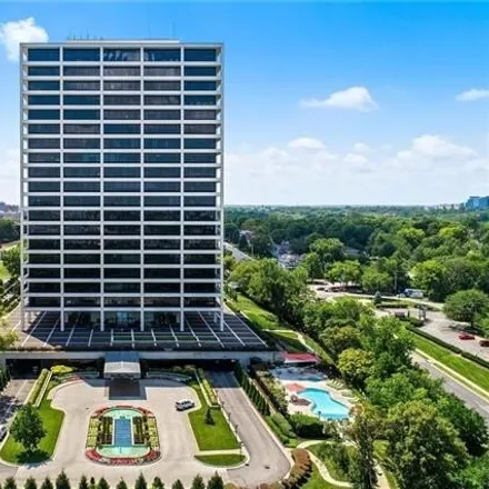 Image 2 - One Park Place, Southwest Trafficway, Kansas City, MO 64198, USA - Condo for sale