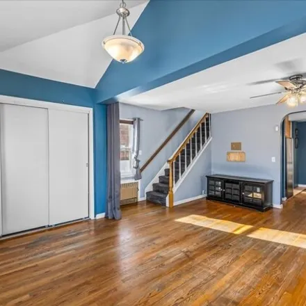 Image 3 - 9-02 125th Street, New York, NY 11356, USA - House for sale