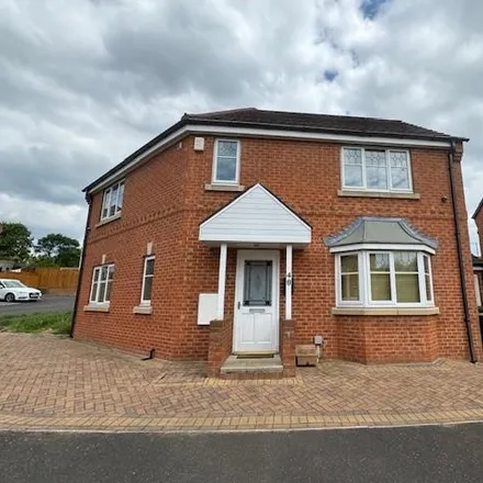 Rent this 4 bed house on Digpal Road in Churwell, LS27 7GE