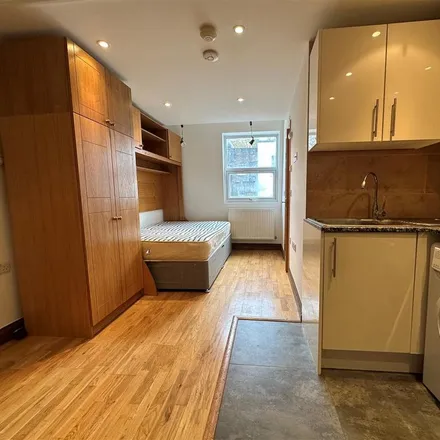 Rent this studio apartment on Chozen Noodle in 141 Praed Street, London